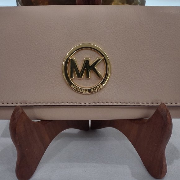 Michael Kors Carryall Fulton Wallet - Picture 4 of 8